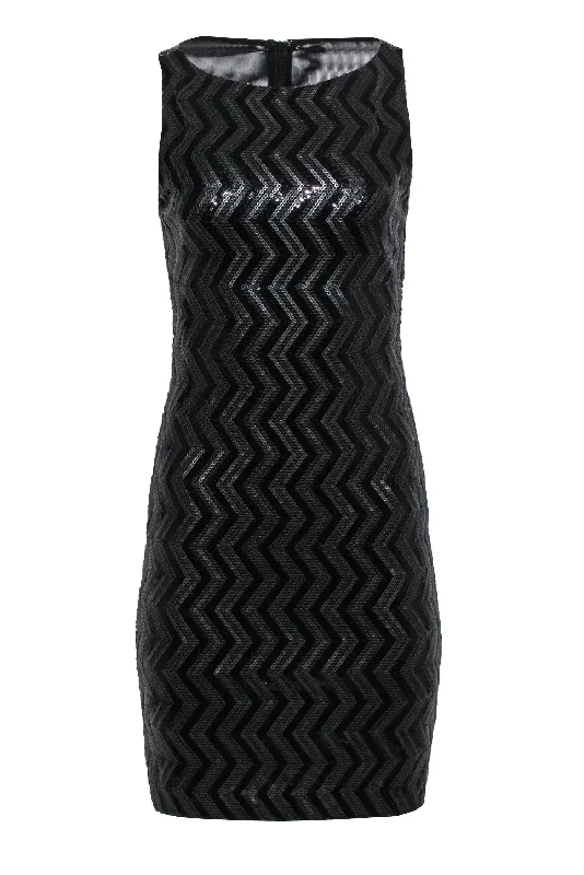 Halter Neck Women Dress to Show Off the Shoulders and Neckline Halter Neck Women Dress to Show Off the Shoulders and Neckline Alice & Olivia - Black Sequin Chevron Sheath Dress w/ Back Mesh Paneling Sz 6