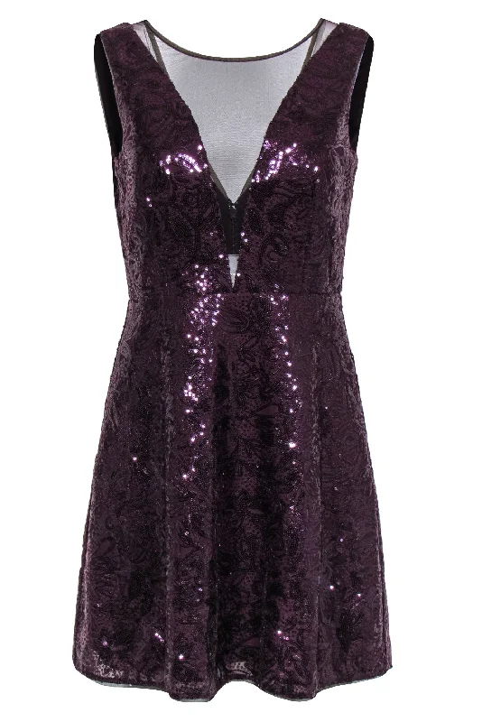 Mini Women Dress with a Short Hem for a Young and Trendy Style Mini Women Dress with a Short Hem for a Young and Trendy Style BCBG Max Azria - Deep Purple Sequined Paisley Fit & Flare Dress w/ Mesh Paneling Sz 8