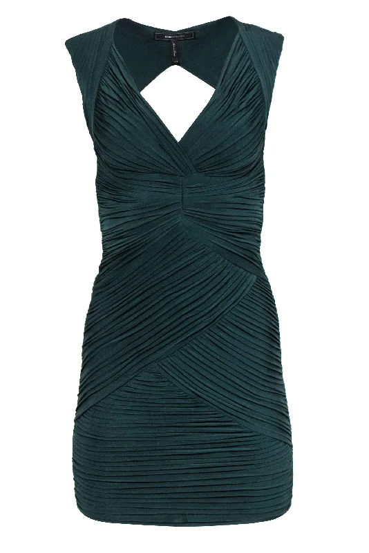 Empire Waist Women Dress to Accentuate the Bust and Conceal the Waist Empire Waist Women Dress to Accentuate the Bust and Conceal the Waist BCBG Max Azria - Emerald Green Ruched Backless Bodycon Sz XXS