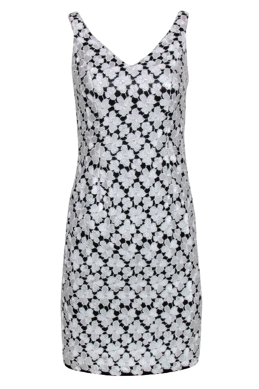 Wrap - Style Women Dress with Adjustable Fit for All Body Types Wrap - Style Women Dress with Adjustable Fit for All Body Types Carmen Marc Valvo - White & Black Floral Lace Sleeveless Sheath Dress Sz 2