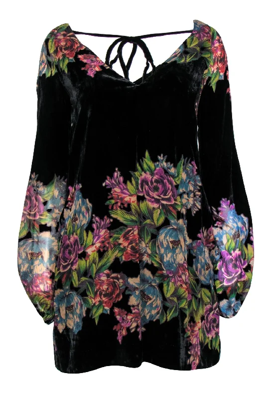 Halter Neck Women Dress to Show Off the Shoulders and Neckline Halter Neck Women Dress to Show Off the Shoulders and Neckline Free People - Black & Multicolored Velvet Floral Print Shift Dress Sz XS
