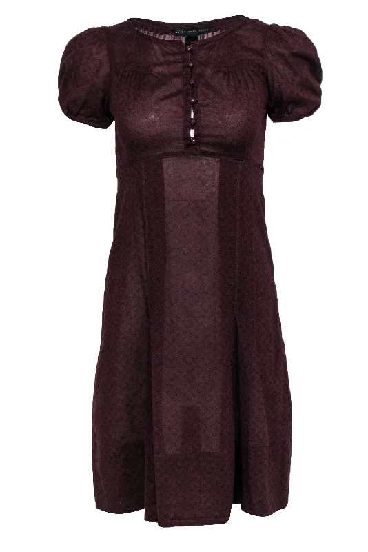 Backless Women Dress for a Sexy and Alluring Look at Evening Events Backless Women Dress for a Sexy and Alluring Look at Evening Events Marc by Marc Jacobs - Burgundy Cap Sleeve Cotton A-Line Dress Sz 0