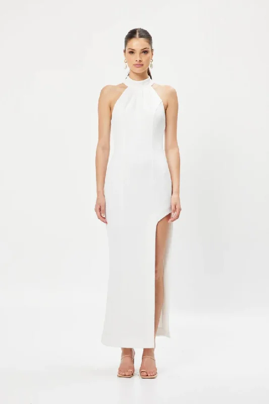 Long - Sleeve Women Dress in Velvet for a Luxurious Winter Look Long - Sleeve Women Dress in Velvet for a Luxurious Winter Look Miniata White Halter Gown