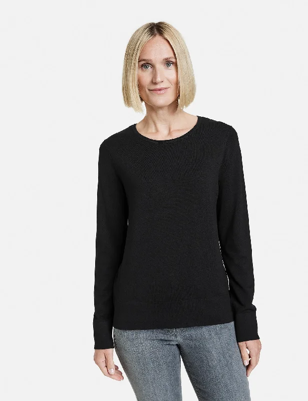 Long - Line Women's Pullovers in a Relaxed Fit for Layering Pullover in Navy Blue