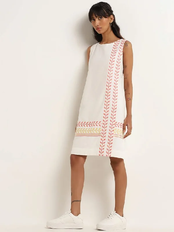 Women's low - rise denim pants Distressed women jeans for a trendy and edgy look Bombay Paisley White Printed Cotton Blend Straight Dress Women's low - rise denim pants Distressed women jeans for a trendy and edgy look Bombay Paisley White Printed Cotton Blend Straight Dress