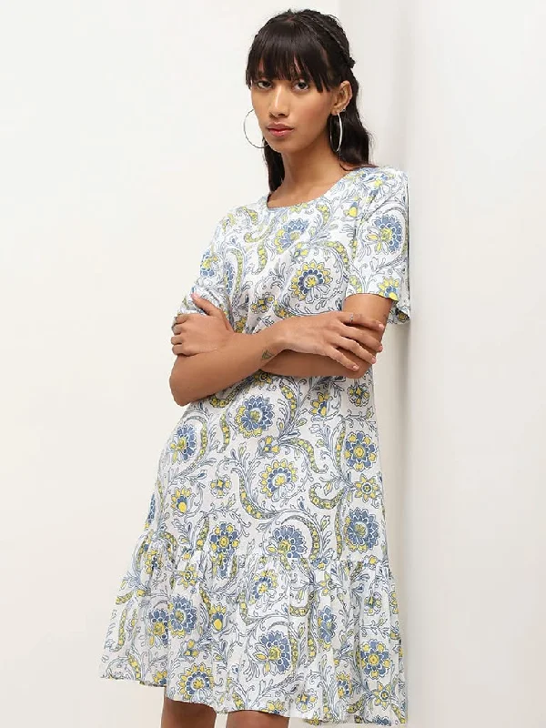 Women's matching top and pants set Mom jeans for a nostalgic and casual look Bombay Paisley White Printed Tiered Dress