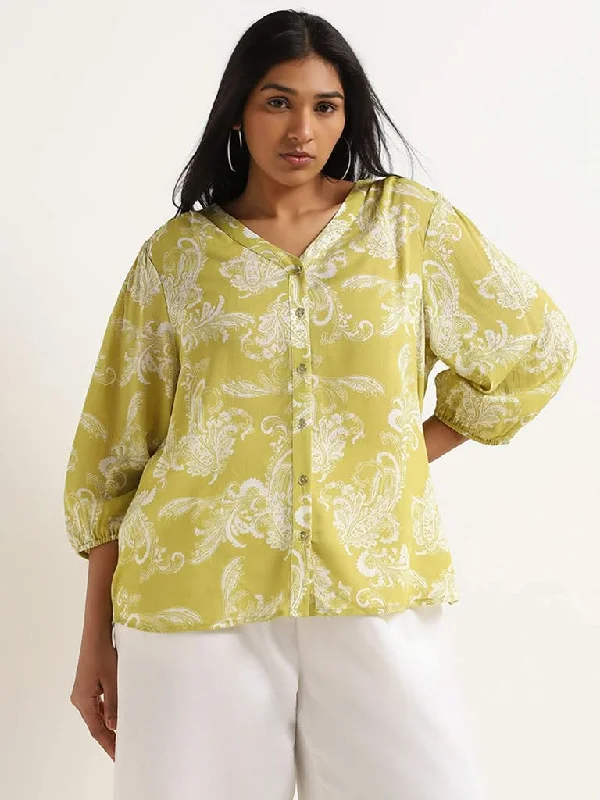 Women's pants for job interviews Skinny women jeans with a form - fitting design Gia Green Paisley Printed Shirt