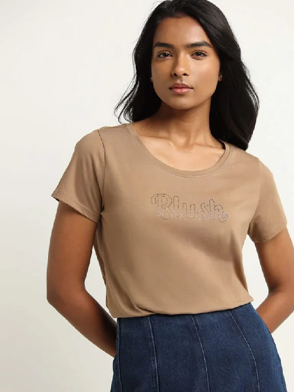 Women's lace - trimmed evening pants Light - wash women jeans for a fresh and summery appearance LOV Beige Embellished Cotton T-Shirt Women's lace - trimmed evening pants Light - wash women jeans for a fresh and summery appearance LOV Beige Embellished Cotton T-Shirt