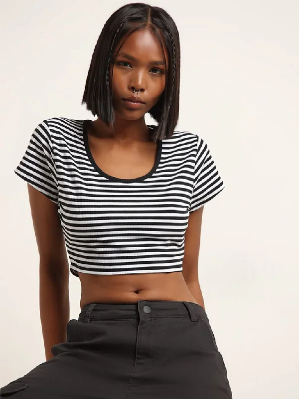 Women's pleated office pants Dark - wash women jeans for a sophisticated and slimming effect Nuon Black & White Striped Crop Top