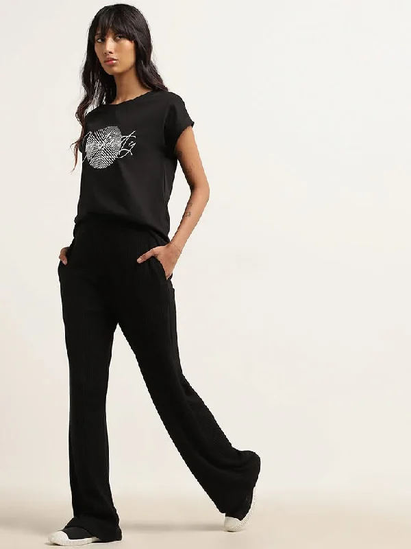 Women's hand - made artisanal pants Acid - wash women jeans with a retro finish Studiofit Black Text Printed Cotton T-Shirt