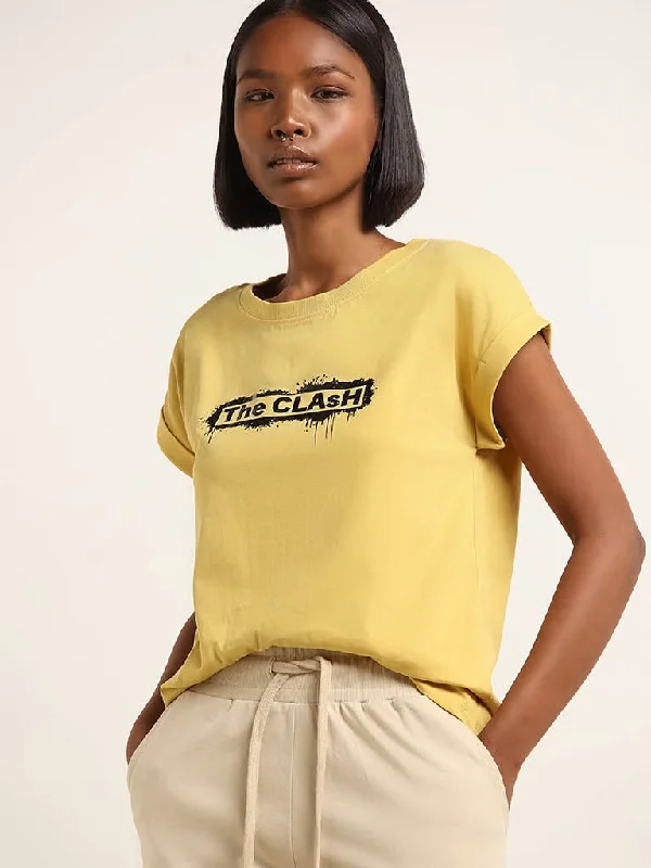 Women's pleated office pants Dark - wash women jeans for a sophisticated and slimming effect Studiofit Yellow Text Printed Cotton T-Shirt Women's pleated office pants Dark - wash women jeans for a sophisticated and slimming effect Studiofit Yellow Text Printed Cotton T-Shirt