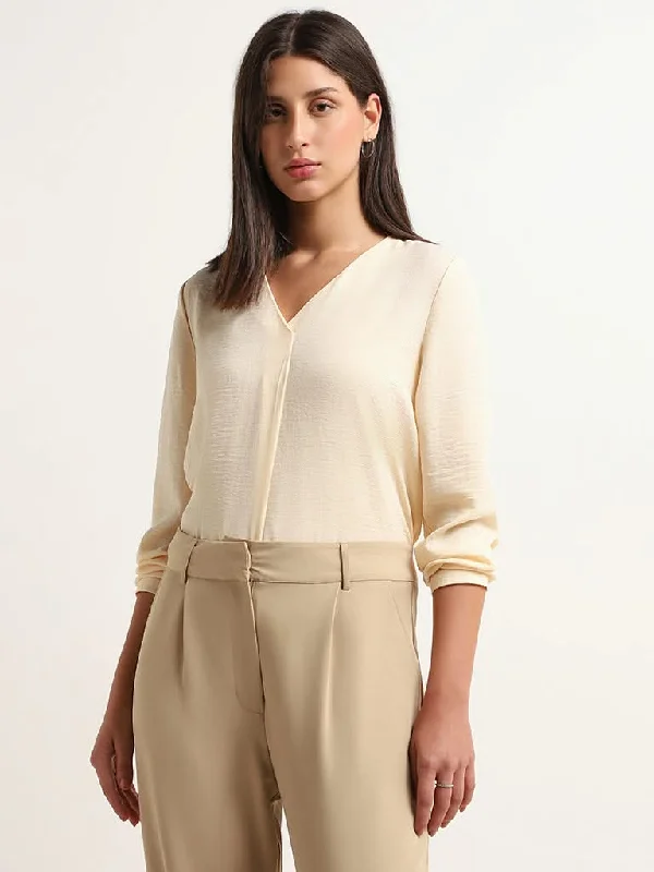 Women's pants for running Wide - leg women jeans for a modern and relaxed vibe Wardrobe Cream V-Neck Top Women's pants for running Wide - leg women jeans for a modern and relaxed vibe Wardrobe Cream V-Neck Top