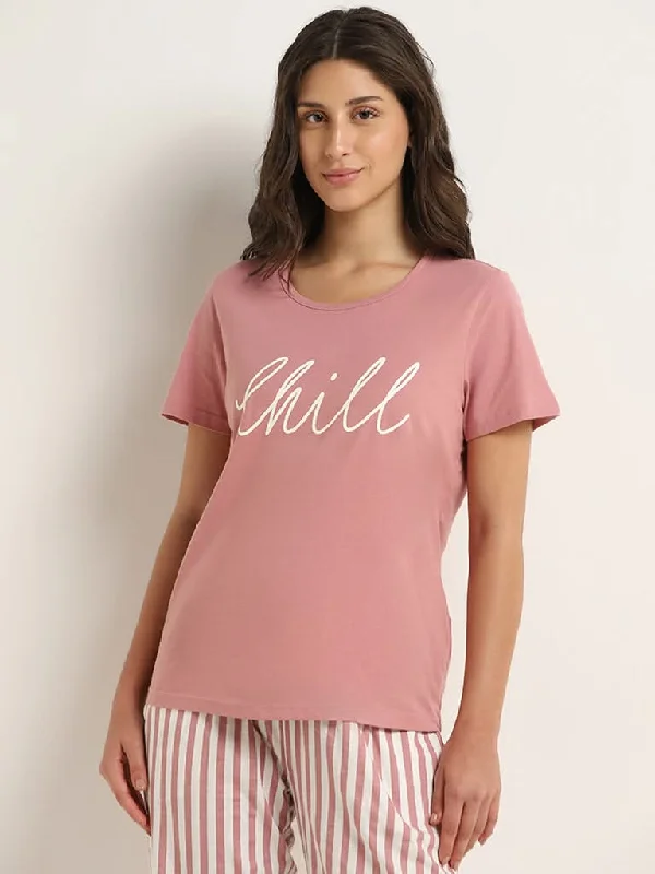 Women's budget - friendly denim pants Button - fly women jeans with a traditional touch Wunderlove Blush Pink Text-Printed Cotton T-Shirt Women's budget - friendly denim pants Button - fly women jeans with a traditional touch Wunderlove Blush Pink Text-Printed Cotton T-Shirt