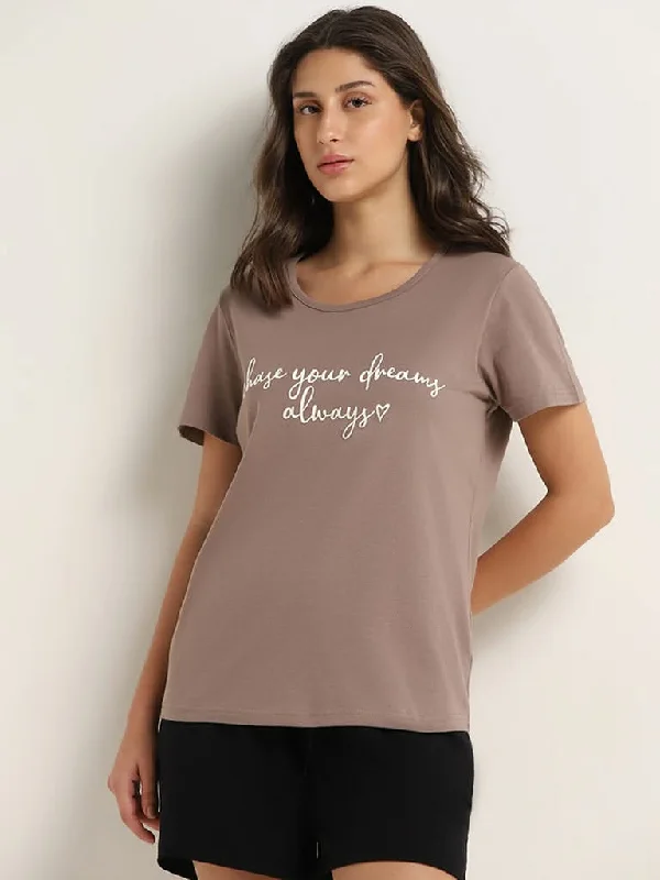 Women's eco - friendly organic pants Mom jeans for a nostalgic and casual look Wunderlove Dark Taupe Text Printed Cotton T-Shirt Women's eco - friendly organic pants Mom jeans for a nostalgic and casual look Wunderlove Dark Taupe Text Printed Cotton T-Shirt